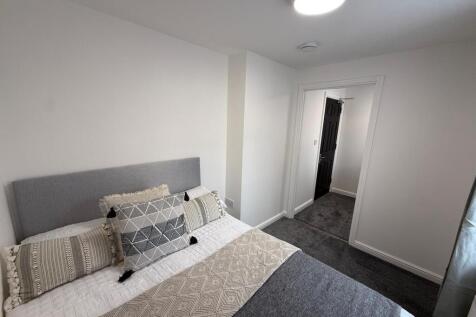Room 5, Lyvelly Gardens, Peterborough, PE1 photo 3