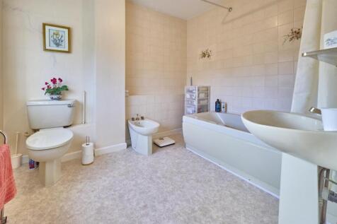 En-Suite Bathroom to Rear