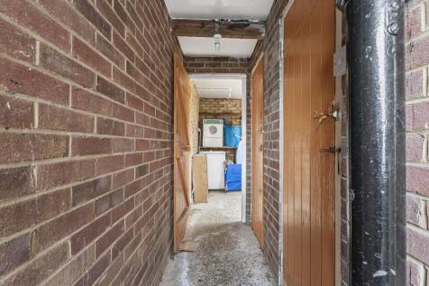 Passage to utility/garage