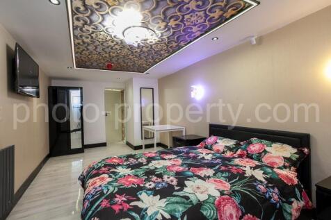 Well-presented bedroom with a decorative recess...