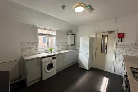 6-bed flat on Flat 25 A Bath Street, CV31 3AF, £3,300/mo