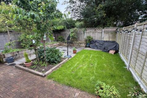 4 BRIDLE WAY NEW PIC GARDEN.jpg