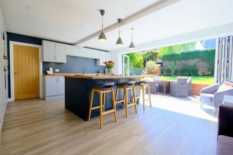Modern kitchen with large island &amp; hob