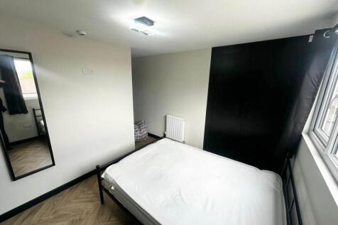 Stonecliffe Lawn (Room 4), Farnley, Leeds photo 3