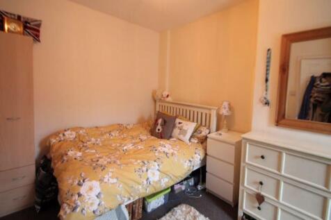 A spacious and well-maintained double bedroom f...