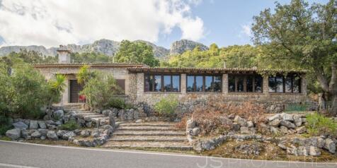 LARGE POSSESSION WITH RESTAURANT FOR SALE