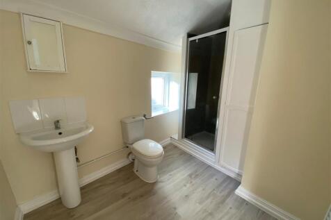 1, 284 Holton Road bathroom.jpg