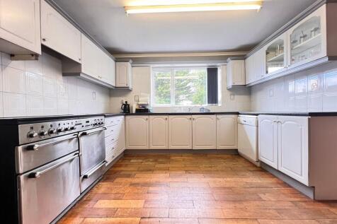 FITTED KITCHEN