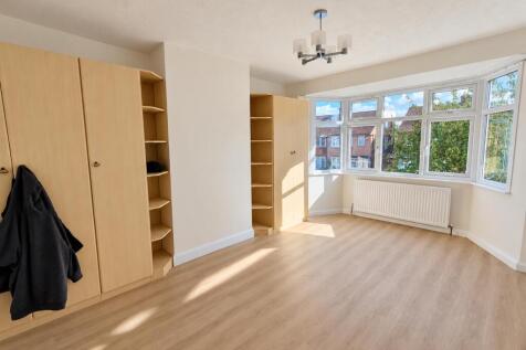 Cleveland Gardens, Cricklewood, London NW2 photo 4