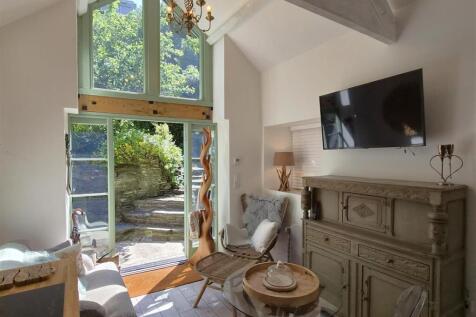 Living area 4.jpg