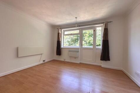 West court, Southampton, Hampshire, SO19 photo 4
