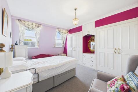 CAM01740G0-PR0385-STILL019