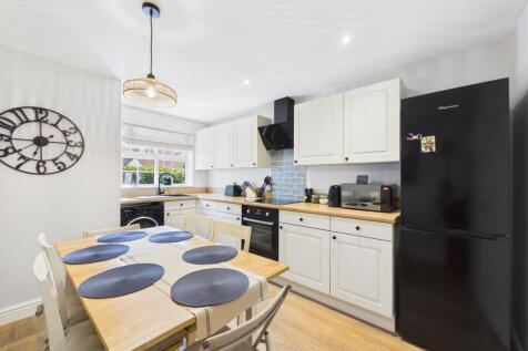 CAM04018G0-PR0502-STILL002