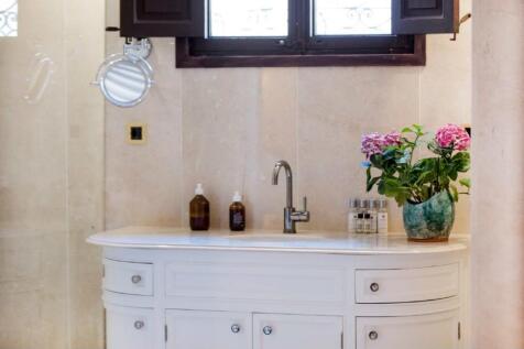 duplex-apartment-in-a-historic-old-town-buildin...