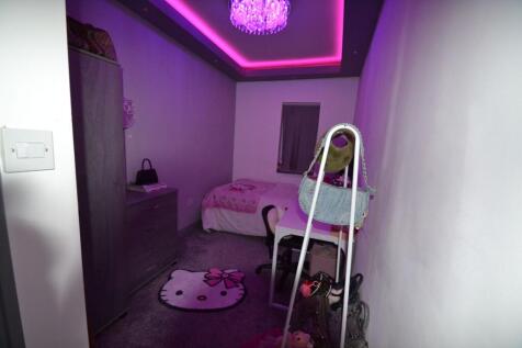 Compact, neatly arranged bedroom with feature L...