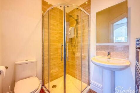 F2 SHOWER ROOM
