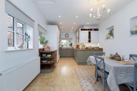 White Swan, 49 High Street