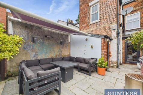 Courtyard garden alt