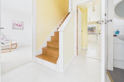 Light &amp; Spacious Hallway