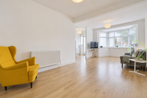 Westerham Avenue, London, N9 - Living Room3