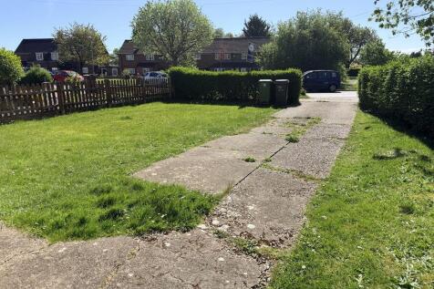 FRONT GARDEN &amp; DRIVEWAY