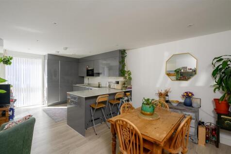 OPEN PLAN KITCHEN / DINER