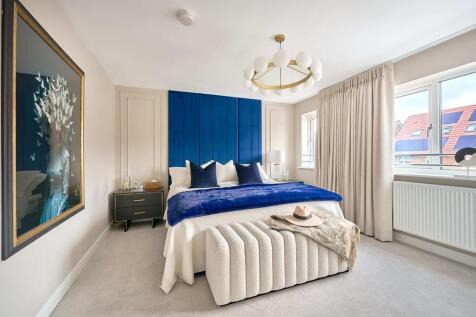 Main bedroom with ample space and plenty of natural light