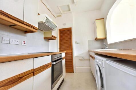 1-bed flat on Carlisle Road Eastbourne, £900/mo