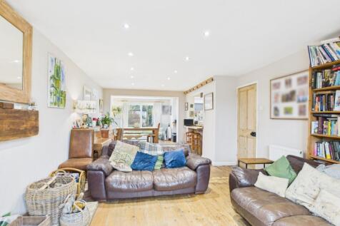 CAM02313G0-PR0102-STILL008