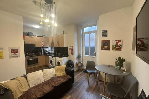 Willesden Avenue, Victoria Park, £142pppw photo 2