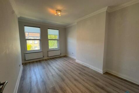 Large 2 Bedroom 1st Floor Flat