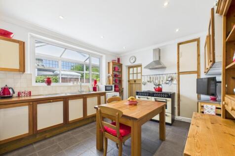 CAM02386G0-PR0141-STILL031