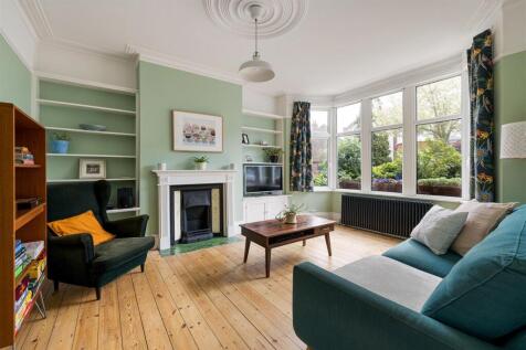 Woodlands. Avenue, E11
