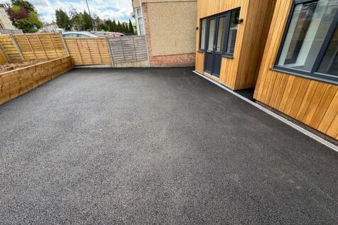 Driveway to front.jpg