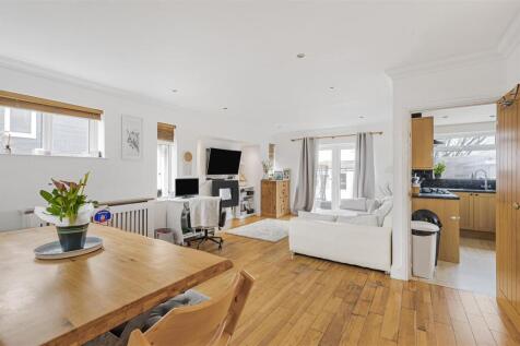 Lounge/Dining Area