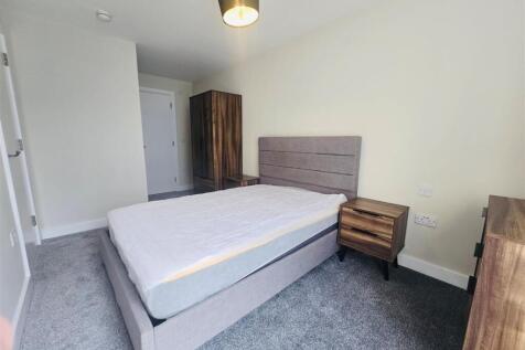 BEDROOM 1 PIC.jpg
