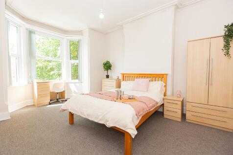 6-bed detached on Elm Tree Avenue, West Bridgford, NG2, £2,652/mo
