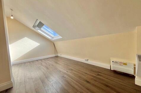 MODERN THREE BEDROOM FLAT, CHARMINSTER (P07608) photo 5