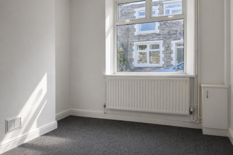 Rhiw Parc Road, Abertillery photo 3