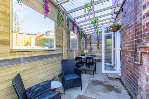 Garden with patio, view 3