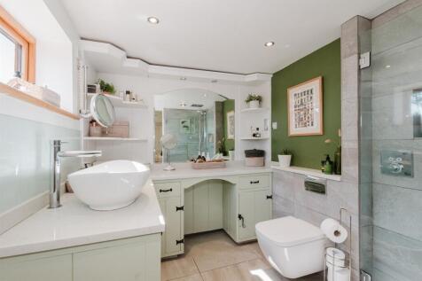 En suite to master bedroom