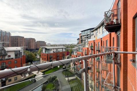 Santorini, City Island, Gotts Road, Leeds photo 4
