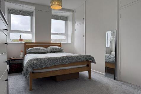 WELL PRESENTED FLAT SET IN THE TOWN CENTRE  photo 4