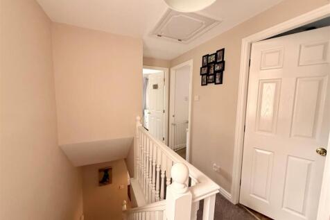 landing to stairs.jpg