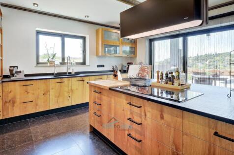 fitted high spec kitchen