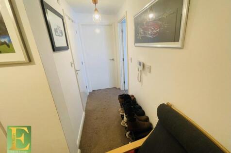 Modern 1 Bed Flat in the heart of Kenilworth