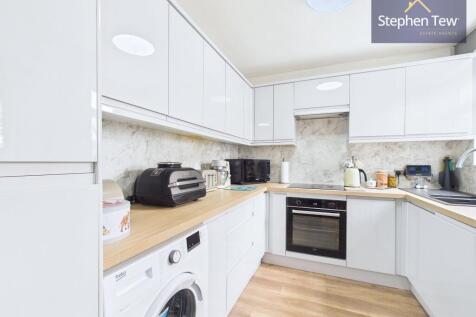 Kitchen / Dining Area