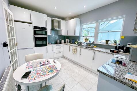 2 Rawlins Close, N3 (7).jpg