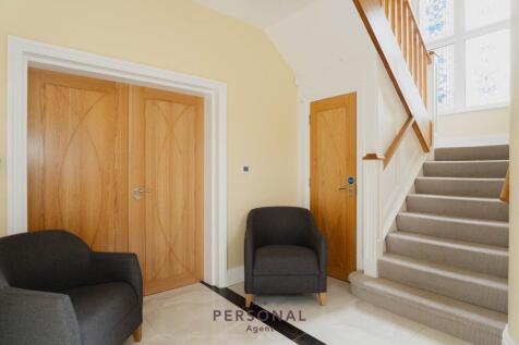 Redwood Drive, Epsom photo 3
