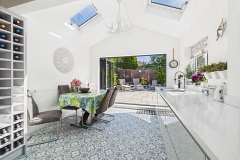 CAM03729G0-PR0042-STILL025